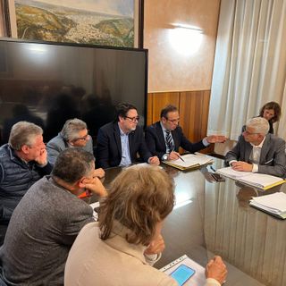 Cesare Tajana durante una riunione di lavoro con amministratori e professionisti